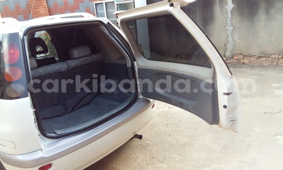 Acheter Occasion Voiture Toyota Raum Blanc à Kampala, Ouganda Acheter Occasion Voiture Toyota Raum Blanc à Kampala, Ouganda