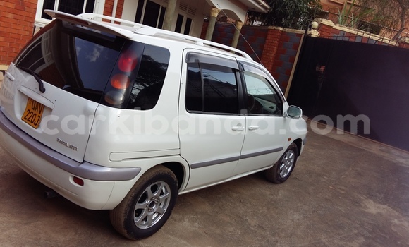 Acheter Occasion Voiture Toyota Raum Blanc à Kampala, Ouganda Acheter Occasion Voiture Toyota Raum Blanc à Kampala, Ouganda
