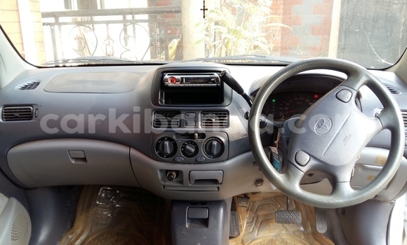 Acheter Occasion Voiture Toyota Raum Blanc à Kampala, Ouganda Acheter Occasion Voiture Toyota Raum Blanc à Kampala, Ouganda
