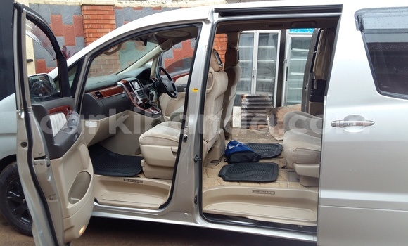 Acheter Occasion Voiture Toyota Alphard Gris à Kampala, Ouganda Acheter Occasion Voiture Toyota Alphard Gris à Kampala, Ouganda