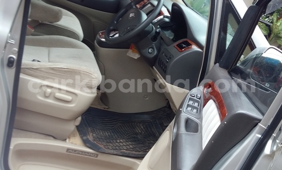 Acheter Occasion Voiture Toyota Alphard Gris à Kampala, Ouganda Acheter Occasion Voiture Toyota Alphard Gris à Kampala, Ouganda