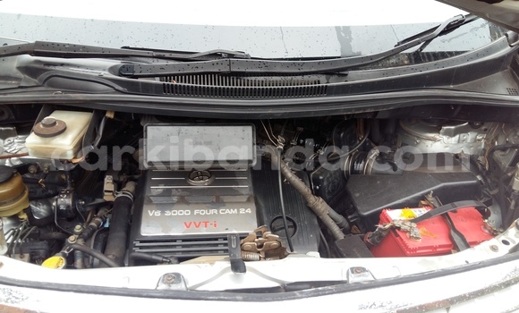 Acheter Occasion Voiture Toyota Alphard Gris à Kampala, Ouganda Acheter Occasion Voiture Toyota Alphard Gris à Kampala, Ouganda