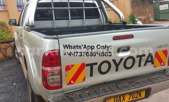 Acheter Occasion Voiture Toyota Hilux Gris à Kampala, Ouganda Acheter Occasion Voiture Toyota Hilux Gris à Kampala, Ouganda