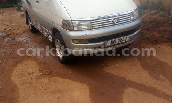 Nunua Ilio tumika Toyota Regius Nyeupe Gari ndani ya Kampala nchini Uganda