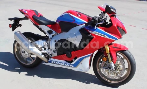 Nunua Ilio tumika Honda CBR 1000 RR Nyekundu Bike ndani ya Entebbe nchini Uganda