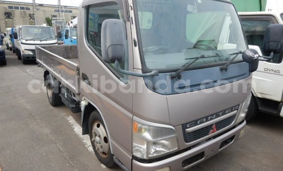 Nunua Ilio tumika Mitsubishi Van Nyingine Lori ndani ya Busembatia nchini Mashariki