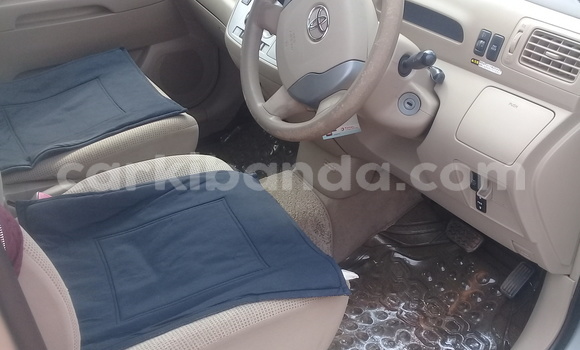 Nunua Ilio tumika Toyota Raum Kijani Gari ndani ya Kampala nchini Uganda Nunua Ilio tumika Toyota Raum Kijani Gari ndani ya Kampala nchini Uganda
