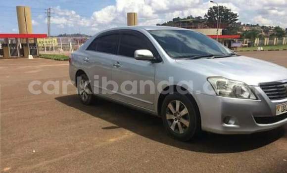 Gura Yakoze Toyota Premio Silver Imodoka i Wakiso mu Uganda