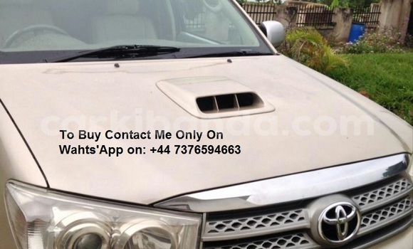 Nunua Ilio tumika Toyota Fortuner Beige Gari ndani ya Kampala nchini Uganda Nunua Ilio tumika Toyota Fortuner Beige Gari ndani ya Kampala nchini Uganda