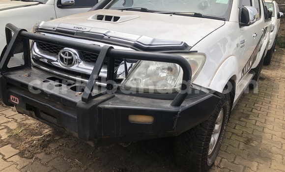 Gura Nshya Toyota Hiluxe VIGO White Imodoka i Kampala mu Uganda