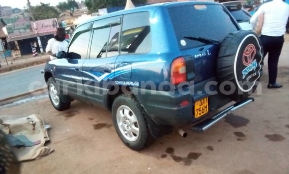 Nunua Ilio tumika Toyota RAV4 Bluu Gari ndani ya Kampala nchini Uganda Nunua Ilio tumika Toyota RAV4 Bluu Gari ndani ya Kampala nchini Uganda