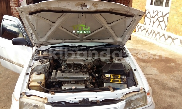 Acheter Occasion Voiture Toyota Premio Blanc à Kampala, Ouganda Acheter Occasion Voiture Toyota Premio Blanc à Kampala, Ouganda