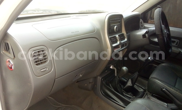 Nunua Ilio tumika Nissan Hardbody Nyeupe Gari ndani ya Kampala nchini Uganda