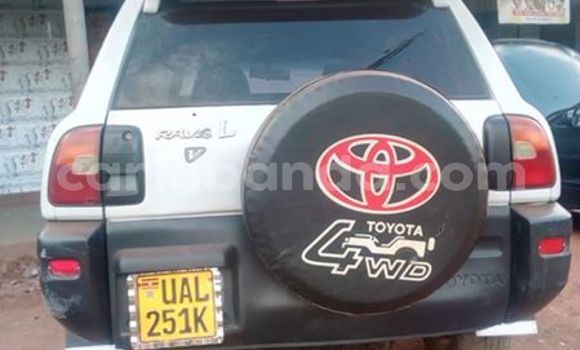 Gura Yakoze Toyota RAV4 White Imodoka i Mukono mu Uganda Gura Yakoze Toyota RAV4 White Imodoka i Mukono mu Uganda