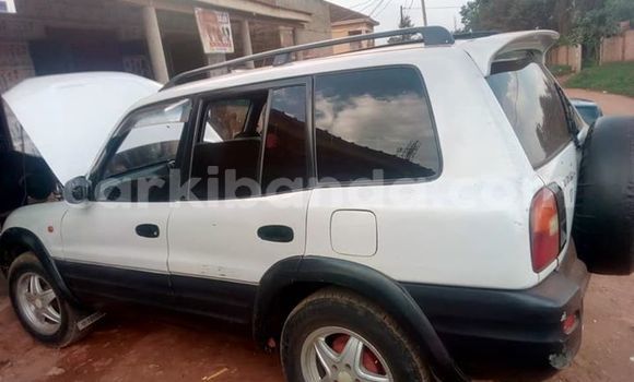 Gura Yakoze Toyota RAV4 White Imodoka i Mukono mu Uganda Gura Yakoze Toyota RAV4 White Imodoka i Mukono mu Uganda