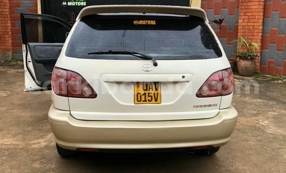 Acheter Occasion Voiture Toyota Harrier Blanc à Kampala, Ouganda Acheter Occasion Voiture Toyota Harrier Blanc à Kampala, Ouganda