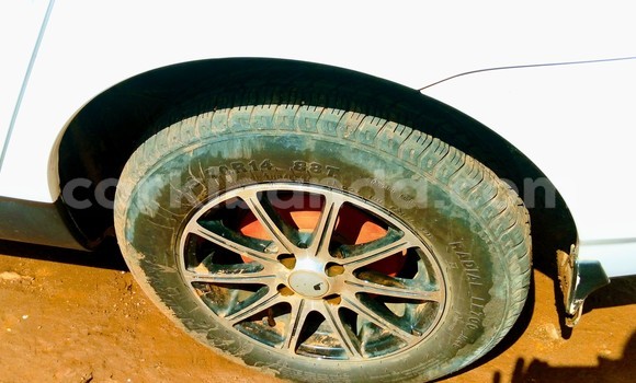 Nunua Ilio tumika Toyota Corolla Spacio Nyeupe Gari ndani ya Kampala nchini Uganda