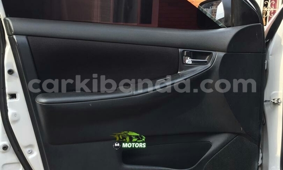 Acheter Occasion Voiture Toyota Runx Blanc à Kampala, Ouganda Acheter Occasion Voiture Toyota Runx Blanc à Kampala, Ouganda