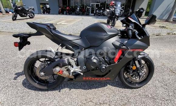 Nunua Ilio tumika Honda CBR 1000 RR Beige Bike ndani ya Kampala nchini Uganda