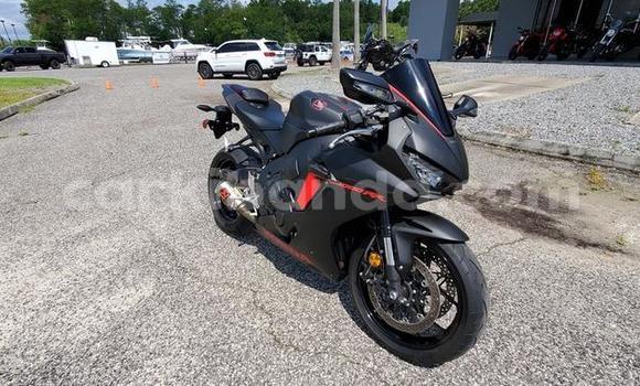 Gura Yakoze Honda CBR 1000 RR Beige Bike i Kampala mu Uganda Gura Yakoze Honda CBR 1000 RR Beige Bike i Kampala mu Uganda