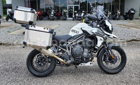 Gura Yakoze Triumph Adventurer Silver Bike i Kampala mu Uganda Gura Yakoze Triumph Adventurer Silver Bike i Kampala mu Uganda