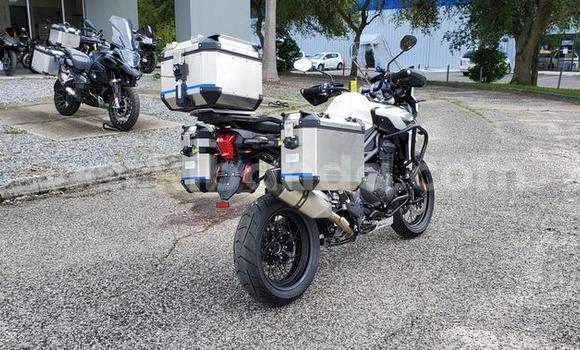 Gura Yakoze Triumph Adventurer Silver Bike i Kampala mu Uganda Gura Yakoze Triumph Adventurer Silver Bike i Kampala mu Uganda