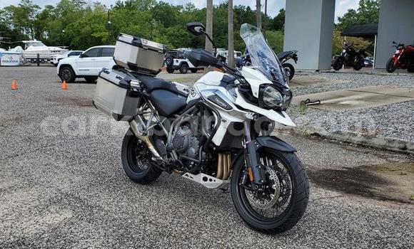 Gura Yakoze Triumph Adventurer Silver Bike i Kampala mu Uganda Gura Yakoze Triumph Adventurer Silver Bike i Kampala mu Uganda