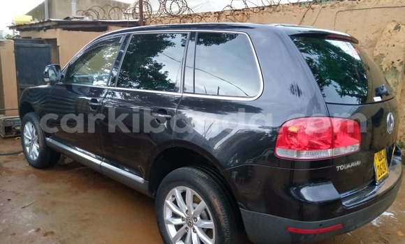 Gura Yakoze Volkswagen Touareg Black Imodoka i Kampala mu Uganda