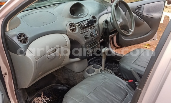 Gura Yakoze Toyota Vitz Black Imodoka i Kampala mu Uganda