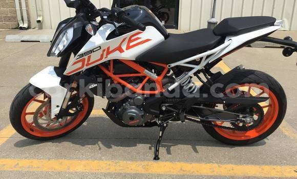 Gura Yakoze KTM Duke Red Bike i Entebbe mu Uganda Gura Yakoze KTM Duke Red Bike i Entebbe mu Uganda
