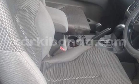 Acheter Occasion Voiture Mitsubishi Pajero Gris à Kampala, Ouganda Acheter Occasion Voiture Mitsubishi Pajero Gris à Kampala, Ouganda