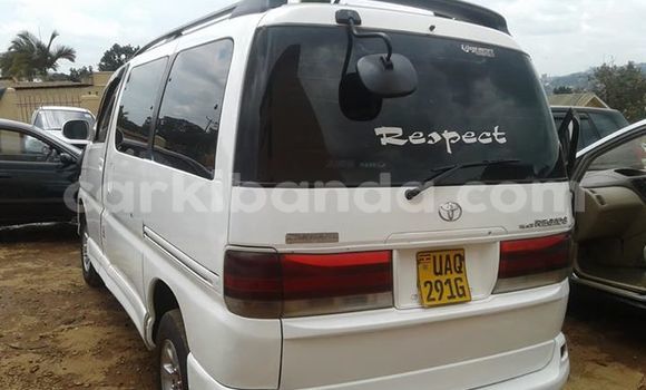 Acheter Occasion Voiture Toyota Regius Blanc à Kampala, Ouganda Acheter Occasion Voiture Toyota Regius Blanc à Kampala, Ouganda