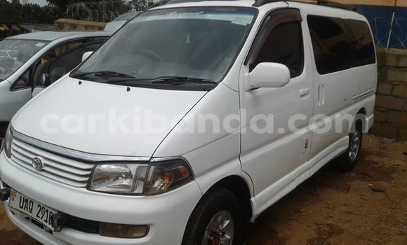 Acheter Occasion Voiture Toyota Regius Blanc à Kampala, Ouganda Acheter Occasion Voiture Toyota Regius Blanc à Kampala, Ouganda