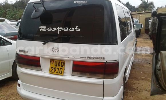 Acheter Occasion Voiture Toyota Regius Blanc à Kampala, Ouganda Acheter Occasion Voiture Toyota Regius Blanc à Kampala, Ouganda