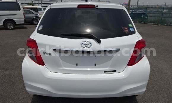 Nunua Ilio tumika Toyota Vitz Nyeupe Gari ndani ya Kampala nchini Uganda Nunua Ilio tumika Toyota Vitz Nyeupe Gari ndani ya Kampala nchini Uganda