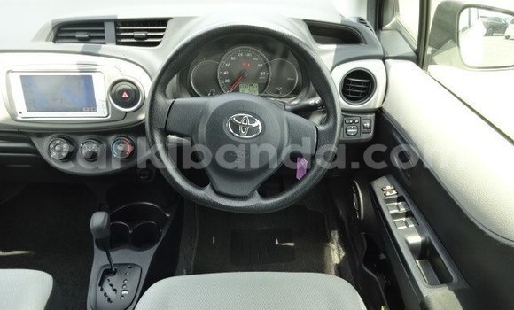Nunua Ilio tumika Toyota Vitz Nyeupe Gari ndani ya Kampala nchini Uganda Nunua Ilio tumika Toyota Vitz Nyeupe Gari ndani ya Kampala nchini Uganda