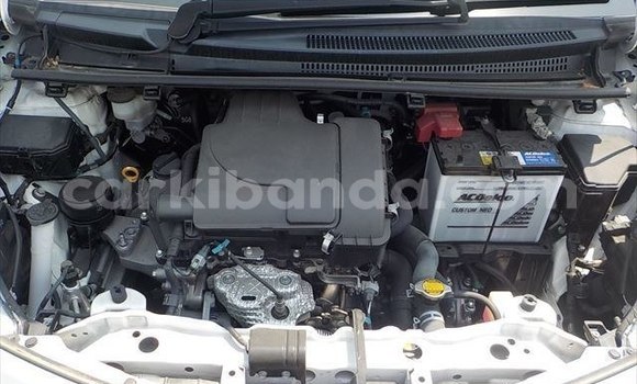 Nunua Ilio tumika Toyota Vitz Nyeupe Gari ndani ya Kampala nchini Uganda Nunua Ilio tumika Toyota Vitz Nyeupe Gari ndani ya Kampala nchini Uganda