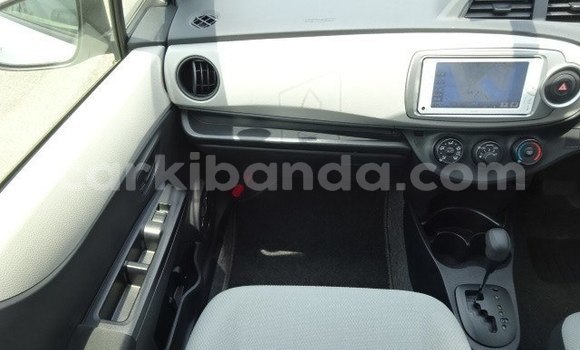 Nunua Ilio tumika Toyota Vitz Nyeupe Gari ndani ya Kampala nchini Uganda Nunua Ilio tumika Toyota Vitz Nyeupe Gari ndani ya Kampala nchini Uganda