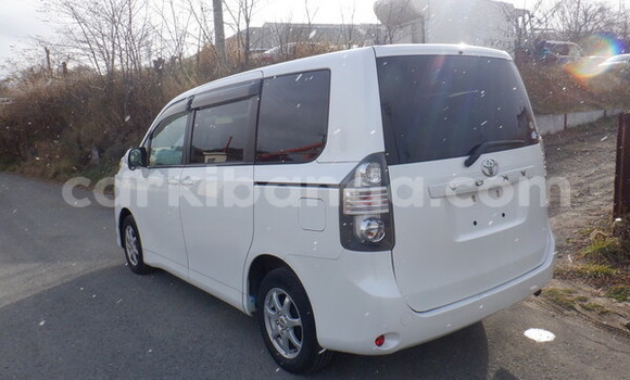 Nunua Imported Toyota Voxy Nyeupe Gari ndani ya Kampala nchini Uganda