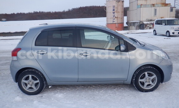 Nunua Imported Toyota Vitz Fedha Gari ndani ya Kampala nchini Uganda