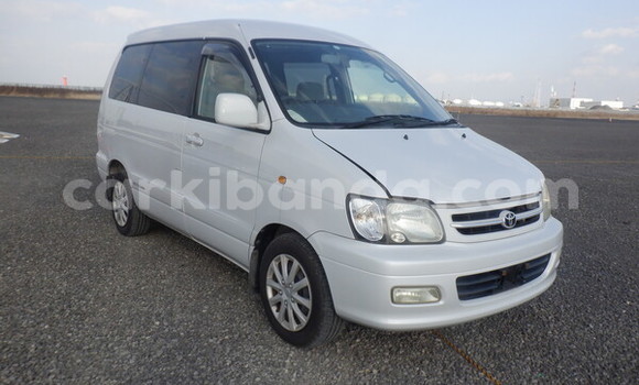 Gura Imported Toyota Noah Silver Imodoka i Kampala mu Uganda