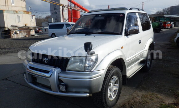 Nunua Imported Toyota Land Cruiser Prado Nyeupe Gari ndani ya Kampala nchini Uganda