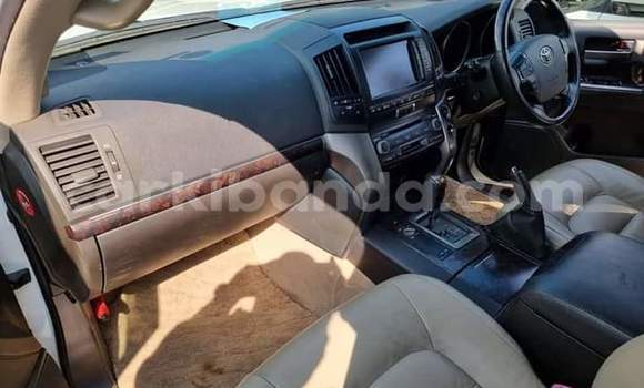 Acheter Occasion Voiture Toyota Land Cruiser Blanc à Kampala, Ouganda Acheter Occasion Voiture Toyota Land Cruiser Blanc à Kampala, Ouganda