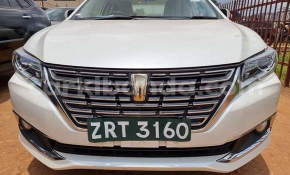 Nunua Ilio tumika Toyota Premio Nyeupe Gari ndani ya Kampala nchini Uganda