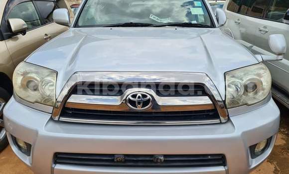 Gura Yakoze Toyota Hilux Surf Silver Imodoka i Kampala mu Uganda