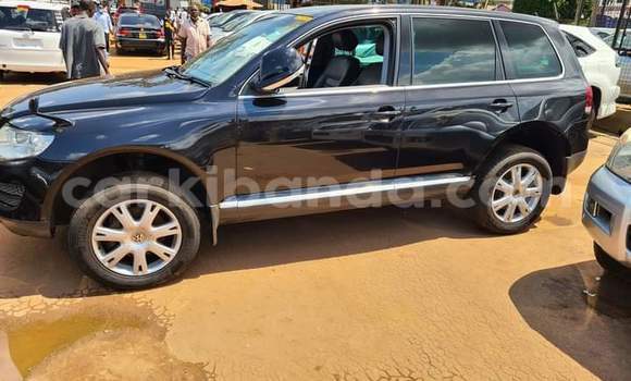 Gura Yakoze Volkswagen Touareg Black Imodoka i Kampala mu Uganda Gura Yakoze Volkswagen Touareg Black Imodoka i Kampala mu Uganda
