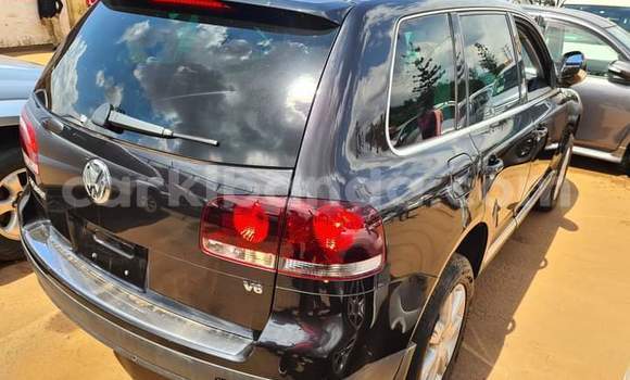 Gura Yakoze Volkswagen Touareg Black Imodoka i Kampala mu Uganda Gura Yakoze Volkswagen Touareg Black Imodoka i Kampala mu Uganda