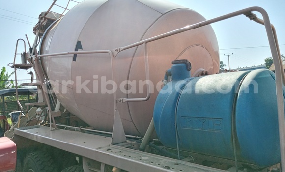 Acheter Occasion Utilitaire Isuzu FTR 850 Beige à Kampala, Ouganda