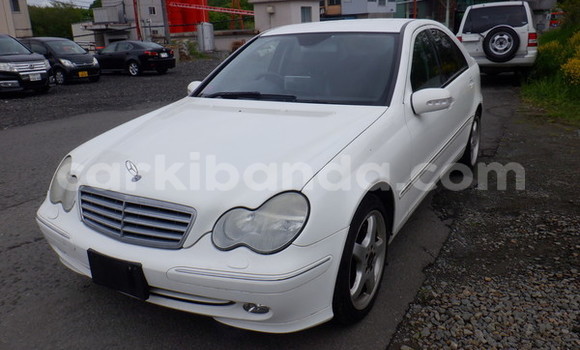 Nunua Ilio tumika Mercedes‒Benz 270D Nyeupe Gari ndani ya Kampala nchini Uganda