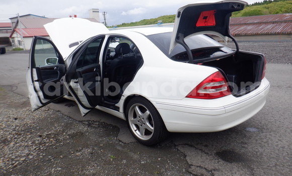 Gura Yakoze Mercedes‒Benz 270D White Imodoka i Kampala mu Uganda Gura Yakoze Mercedes‒Benz 270D White Imodoka i Kampala mu Uganda